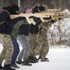 Noch ist es nur Übung: Freiwillige proben unweit der ukrainischen Hauptstadt Kiew den Umgang mit Waffen.  	