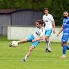 Der SV Cosmos Aystetten ist dem Abstieg am Sonntag vorerst von der Schippe gesprungen. Durch einen 2:0 Sieg gegen den FV Illertissen II wahrt das Team die Chance auf den Klassenerhalt. Aystettens Patrick Wurm (Mitte) erzielte den Führungstreffer und war der beste Spieler auf dem Feld. 