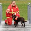 Verena Kohnle mit ihrem Rettungshund Finja. Der elfjährige Hund übt regelmäßig, vermisste Personen zu finden. 