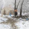 Die Männer in Vucjak hatten sich von den Sanitärcontainern aus Diedorf selbst Wasserleitungen zu ihren Zelten gelegt - und dann selbst im Schnee draußen geduscht.