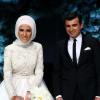 epa05306092 A handout picture provided by the Turkish President's Press office on 14 May 2016 shows President Recep Tayyip Erdogan's daughter Sumeyye Erdogan (L) and her husband Selcuk Bayraktar (R) posing after their wedding ceremony at the Yahya Kemal Beyatli Arena, in Istanbul, Turkey, 14 May 2016. Erdogan' younger daughter Sumeyye married the defense industrialist Selcuk Bayraktar, in a high security ceremony in Istanbul. EPA/TURKISH PRESIDENT PRESS OFFICE/HANDOUT HANDOUT EDITORIAL USE ONLY/NO SALES +++(c) dpa - Bildfunk+++