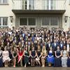 Sie haben die Schulzeit erfolgreich hinter sich gelassen und freuen sich nun auf neue Herausforderungen im Leben: 189 Absolventen der Krumbacher Fach- und Berufsoberschule.  	