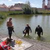 Zahlreiche Rettungskräfte und die Polizei suchten am Montag und Dienstag intensiv nach der Vermissten. Die Wasserwacht durchkämmte beispielsweise den Johannisweiher in Wemding.  	