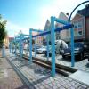 Der Obere Stadtplatz in Aichach mit Blick auf das historische Rathaus. Das Wasserspiel - ein Relikt der Paarkunst 2008 - soll ersetzt werden. 