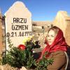 Eine Anwältin, die für den Verein Peri arbeitet, besucht die Beerdigung von Arzu Özmen. Sie wurde 2011 im Alter von 18 Jahren von einem ihrer Brüder ermordet, weil sie einen deutschen Freund hatte. 