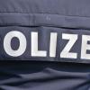 Ein Polizeibeamter wurde in Dillingen von einem 16-Jährigen mit dem Ellbogen ins Gesicht geschlagen. 