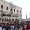 Touristen vor dem Dogenpalast in Venedig: An manchen Tagen platzt die Stadt aus allen Nähten.