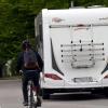 Auf dieser Straße müssen Rad- und Autofahrer Slalom um geparkte Wohnmobile fahren.