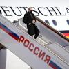 Bundeskanzler Olaf Scholz (SPD) verlässt bei seiner Ankunft in Moskau  den Airbus A340 der Luftwaffe.