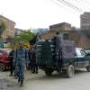 Nepalesische Polizisten geben in Kathmandu Trinkwasser an Erdbebenopfer aus.