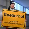 Der König von Oberhof: Johannes Thingnes Bö aus Norwegen zeigt ein Ortsschild mit der Aufschrift Boeberhof·. Das Schild hatte Bö zuvor von den Organisatoren der WM in Oberhof überreicht bekommen. 