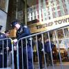 Polizeibeamte der NYPD errichten eine Absperrung vor dem Trump Tower auf der Fifth Avenue.