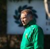 Stefan Reuter begutachtet die Spieler beim Training.