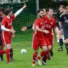 Jubel im Kellerduell: Der SC Rohrenfels (rote Trikots) besiegte den FC Illdorf mit 4:2.  	