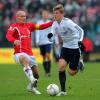 Toni Kroos setzt sich im Testspiel des FC Bayern bei Rot-Weiß Erfurt gegen Rudolf Zedi durch. Am Ende gewannen die Münchner mit 4:0