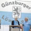 Dieter Schneider, Präsident des TSV 1860 München, besuchte den Festabend im Bubesheimer Bürgerhaus. Rechts Herbert Gehring, der Vorsitzende der Günzburger Löwen, die ihren 20. Geburtstag feierten. 