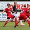 Verfolgerduell: Auf Maximilian Schacherl (am Ball) und den FC Affing wartet am Sonntag eine schwierige Aufgabe. Zu Gast zum Hinrundenfinale ist der Tabellenzweite TSV Hollenbach (rote Trikots). 	