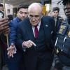 Am Tiefpunkt, nun auch finanziell: Der frühere Bürgermeister von New York, Rudy Giuliani, verlässt das Bundesgericht in Washington. 
