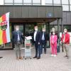 Bürgermeister Michael Lederer freute sich über den Besuch von CSU-Bundestagsabgeordneten Reinhard Brandl (Zweiter von links). Er übergab dem Gemeindeoberhaupt den Beschluss über 1,25 Millionen Euro Fördergeld für die Sanierung der Mehrzweckhalle.  	