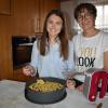 Anna und Lisa Haider backen viel gemeinsam.