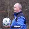 Die Axt mit dem Ball tauscht in Zeiten von Corona Wertingens Sportleiter Fritz Bühringer, um auf andere Gedanken zu kommen. 	„Im März und April wird es mit Sicherheit keine Punktspiele mehr geben.“