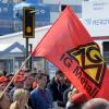 Rund 1000 Mitarbeiter haben am Dienstagmittag bei der Augsburger Airbus-Tochter Premium Aerotec gegen den Abbau von 500 Stellen protestiert.