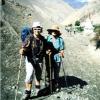 Jossy Bosch und Gudrun Bercher aus Krumbach 1993 auf dem Ladak im Industal in Nordindien. Glücklich nach der großen Anstrengung entstand das Bild auf 4500 Metern Höhe.