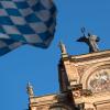 Eine Bayernflagge weht vor dem bayerischen Landtag.