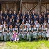 Anlässlich des 100. Gründungsjubiläums stellten sich die Mitglieder von Grüne Eiche mit der Fahne und den amtierenden Schützenkönigen im Schlossgarten auf.