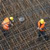 Arbeiter auf einer Baustelle: Verdient der durchschnittliche Beschäftigte in Deutschland jeden Monat 3300 Euro brutto, bekommen Zeitarbeiter nur 1900 Euro.