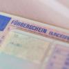 Eine 18-Jährige wollte in Karlsfeld schon mal für den Führerschein üben. Die Polizei unterband die illegale Fahrstunde mit Mutter und Schwester.
