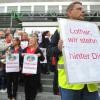 Ein Betriebsratsmitglied (r) sowie Mitarbeiter der Bäckereikette Ihle protestieren vor dem Arbeitsgericht in Augsburg.