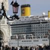 Das Kreuzfahrtschiff «Costa Deliziosa» fährt am Markusplatz vorbei.