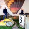 Die neu gestaltete Ausstellungsecke im Gersthofer Ballonmuseum präsentieren (von links) Jörg Götze und Museumsleiter Thomas Wiercinski.