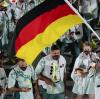 In Mintgrün und mit Masken traten die deutschen Athleten noch bei der Eröffnungsfeier in Tokio auf.