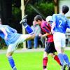 Hoch das Bein: Markus Imrich (links) und Alexander Mergel (rechts) gingen im Heimspiel gegen den SV Wagenhofen (Mitte Florian Lang) leer aus. Foto: Xaver Habermeier