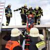 Die Rettung eines verletzten Kindes von einem Dach wurde bei der "Langen Nacht der Feuerwehrn" in Buttenwiesen gezeigt. 