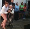 Sie tanzt auch mit über 100 Jahren noch gern, hier mit Conny Reich auf dem Brandner-Hof in Gaulzhofen. 