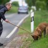 Ein Leichenspürhund und sein Hundeführer suchten an einer Straße in Höxter nach Spuren einer ermordeten Frau.