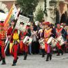 Viele Besucher aus Mindelheim und Umgebung haben sich die italienischen Fahnenschwinger am zweiten Frundsbergfest-Wochenende angeschaut.