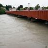 Brücke in Wasserburg. Der Inn führt aufgrund andauernder starker Regenfälle in Tirol und Bayern momentan sehr viel Wasser.