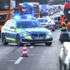 Eine Porsche-Fahrer hat auf der A8 am Sonntag die Kontrolle über sein SUV verloren und einen schadensträchtigen Unfall verursacht. 