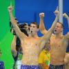 Michael Phelps (l) und Caleb Dressel feiern den Sieg der US-Staffel.