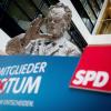Die Statue von Willy Brandt in der SPD-Parteizentrale in Berlin.