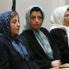 Narges Mohammadi (M.), Menschenrechtsaktivistin aus dem Iran, sitzt im August 2007 neben der iranischen Friedensnobelpreisträgerin Shirin Ebadi (l.).