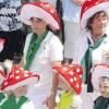 Die Kinder des Kindergartens St. Vitus Lauterbrunn sorgten als Fliegenpilze für Farbtupfer inmitten der vielen Feuerwehrleute.