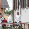 Polizeibeamte der Spurensicherung stehen in Maxhütte-Haidhof vor einem Mehrfamilienhaus. Dort wurde eine 59 Jahre alte Frau getötet.