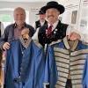 Der frühere Aindlinger Bürgermeister Tomas Zinnecker (links) übergab die Uniform-Röcke an den Vorsitzenden des Fördervereins 1000 Jahre Todtenweis, Thomas Eberle.