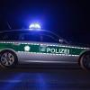 18-Jähriger stirbt bei Unfall: Sein Auto geriet auf der Bundesstraße 17 bei Kleinaitingen (Kreis Augsburg) ins Schleudern, kam von der Fahrbahn ab und prallte rückwärts gegen einen Baum, teilte die Polizei Augsburg am Mittwoch mit (Symbolbild).