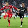 In Aktion für den FC Augsburg: Arne Maier (l) gegen Mario Götze von Eintracht Frankfurt.